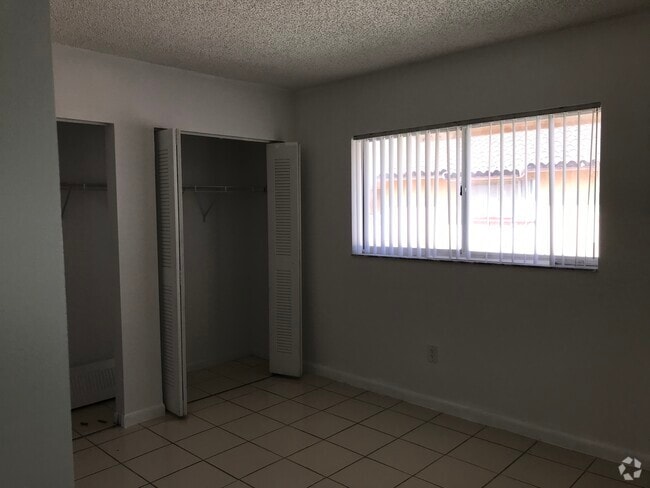 Building Photo - 950 SW 104th Ct