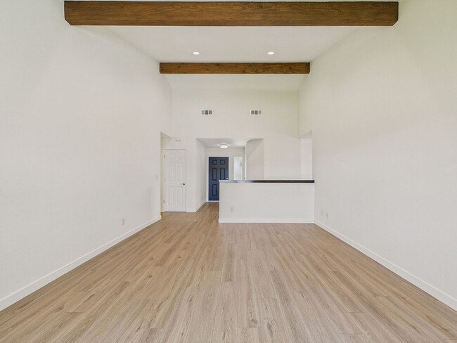 Foto del edificio - COMPLETELY BRAND NEW HOUSE from ground up! Available NOW $5,300