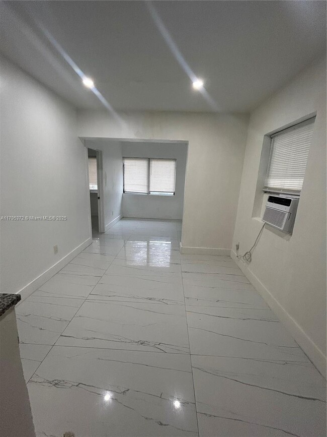Foto del edificio - 2135 NE 170th St