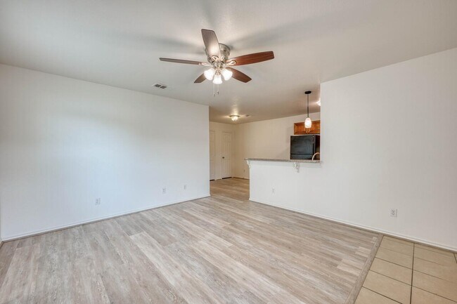 Foto del edificio - 1511 N Claremont Cir