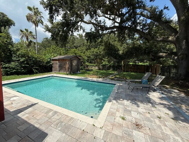 Foto del edificio - 985 Cedarwood Ave