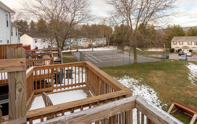 Building Photo - Charming Townhouse Near Campus