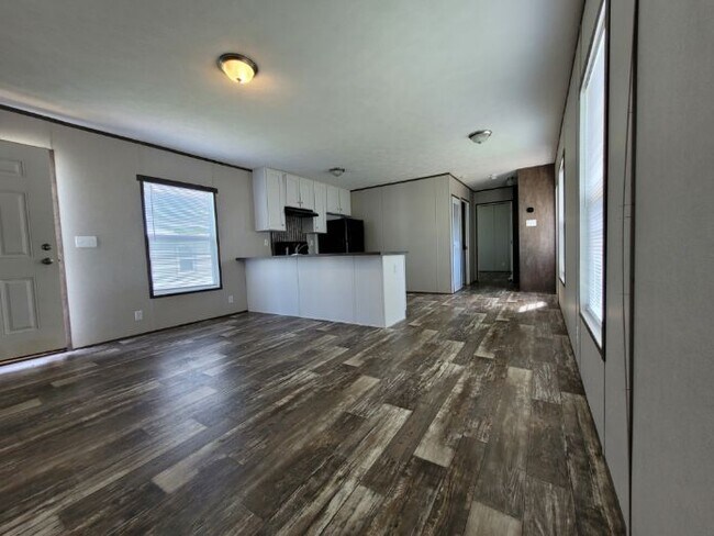 Building Photo - 2218 Cardinal Dr
