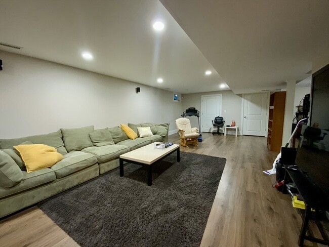 Foto del edificio - 35 Rindge Ave