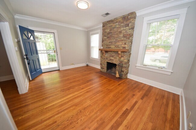 Foto del edificio - DARLING charmer with 3 beds and 2 baths near the U of M.