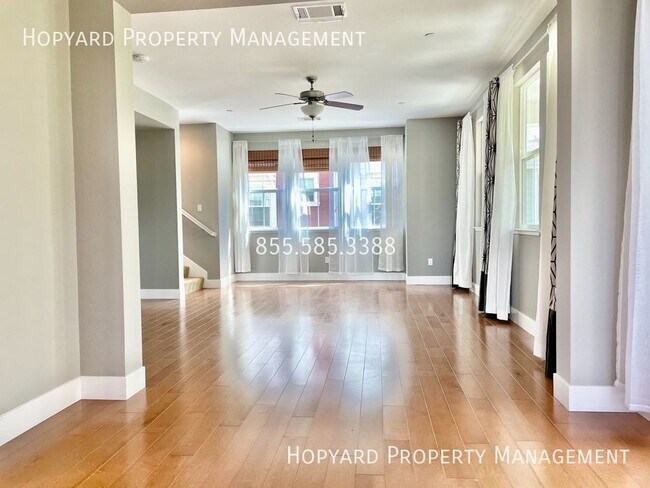 Building Photo - Spacious & Beautiful Mountain View Townhouse!