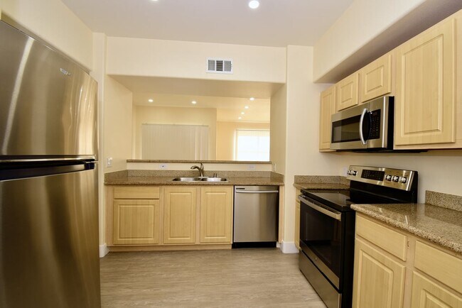 Foto del edificio - Charming Two-Bedroom Condo with Prime Location At Coronado Palms!
