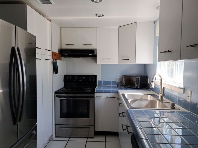 Building Photo - 6912 Beach Dr