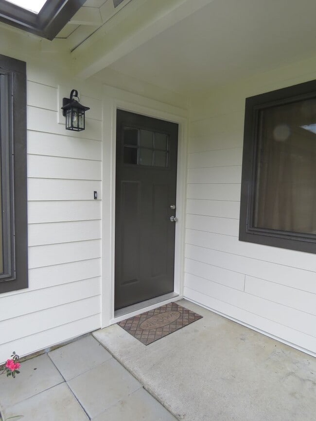 Building Photo - Remodeled Ranch 3 Bedroom 2 Bath with Larg...