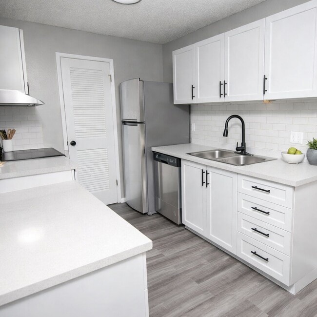 Building Photo - Waterford Square