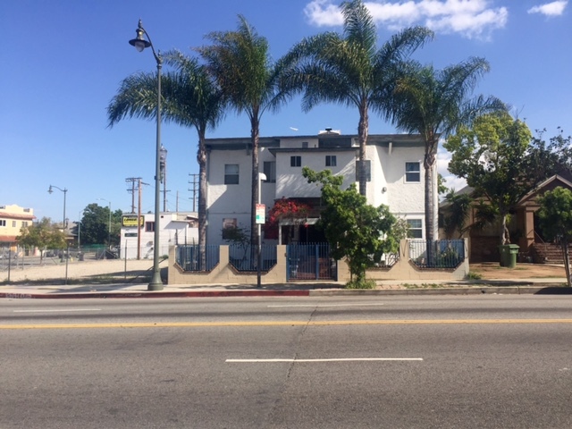 Excelente ubicación en Boyle Heights - 110 S Soto St