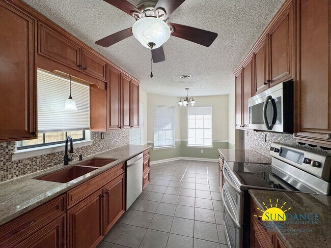 Building Photo - Charming 2-Story Home in Crestview – Prime Location Near S Ferdon Blvd!