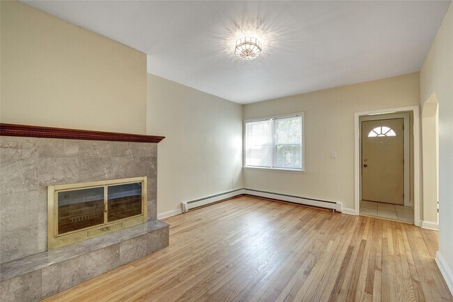 Building Photo - 3 Woodmere Ln