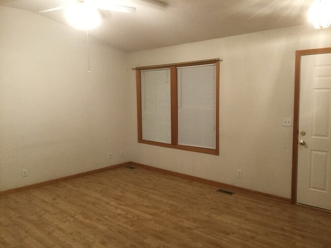 Building Photo - 439 W Meadowlark St