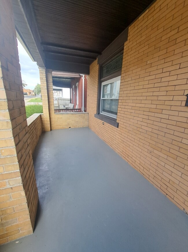 Building Photo - 224 Zara St