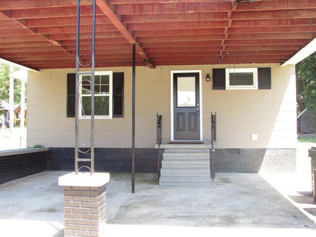 Building Photo - 402 Alexander St