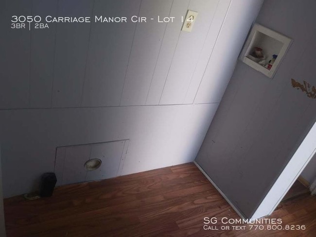 Building Photo - 3050 Carriage Manor Cir