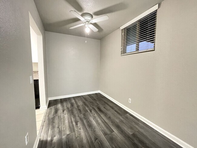Building Photo - Beautiful Updated First Floor Condo! **Mov...