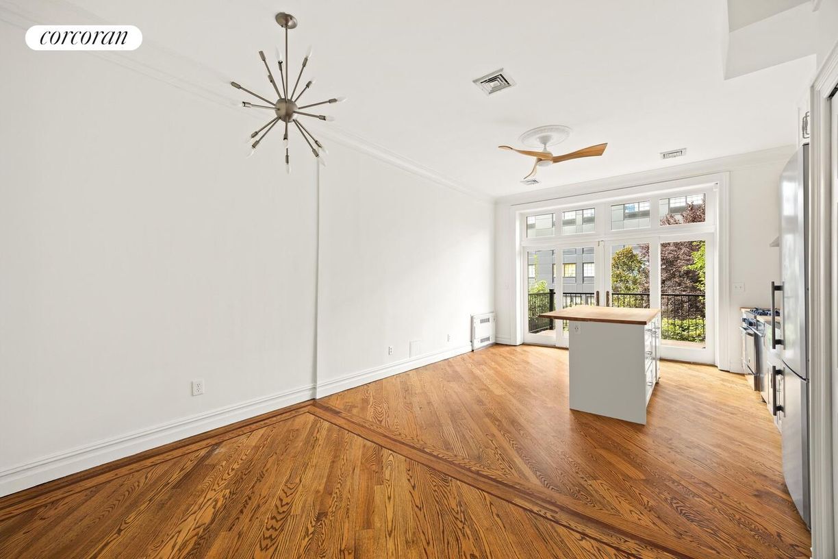Foto principal - 556 Washington Ave