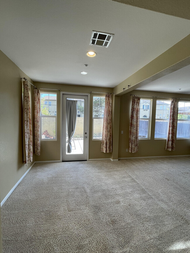 Building Photo - 13325 Calle Del Campo