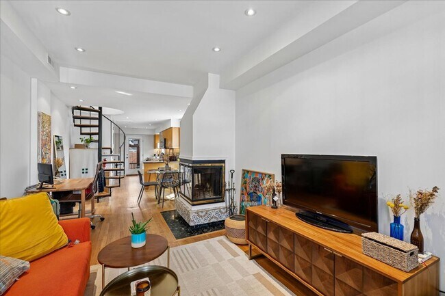 Foto del edificio - Charming 2 BR 1, 5 BA in the heart of the city near transportation