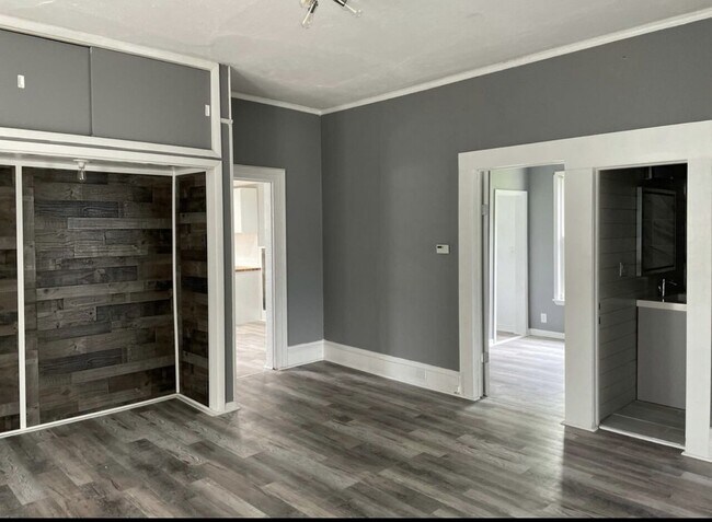 Building Photo - 603 E Main