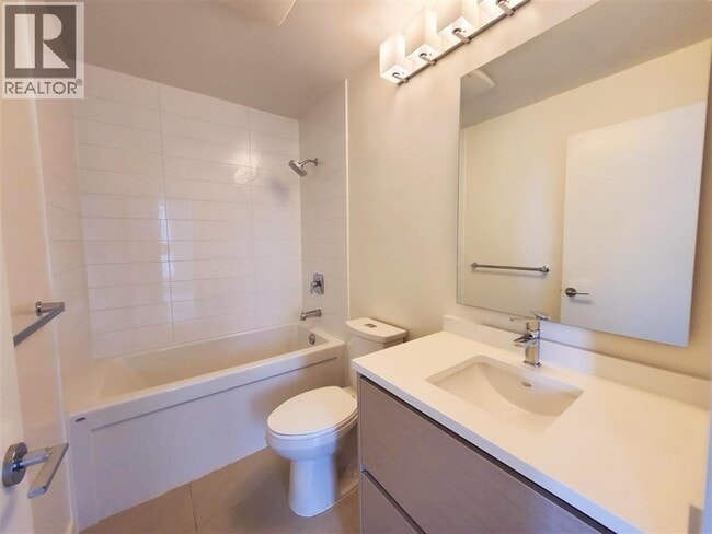 Photo du bâtiment - 8850 University Crescent