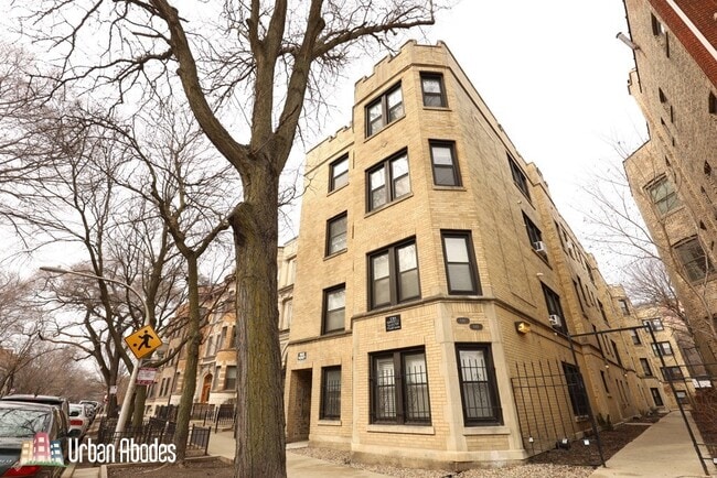 Building Photo - 655 W Roscoe St