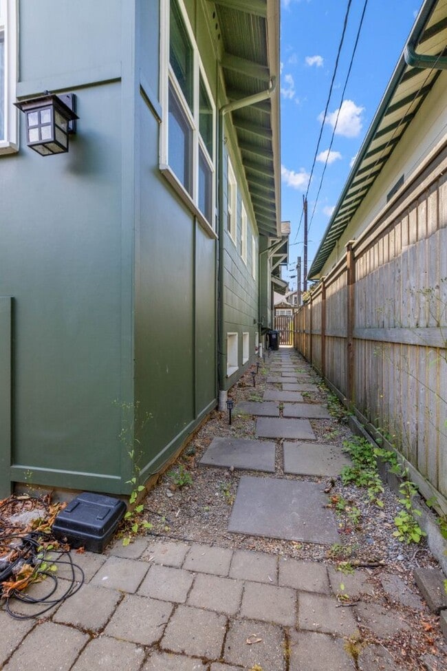Building Photo - 1Bd/1Ba Seattle Home