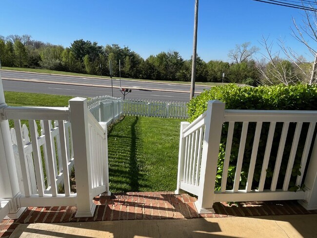 Building Photo - Charming Townhouse Rental with 2 Beds, 1.5...