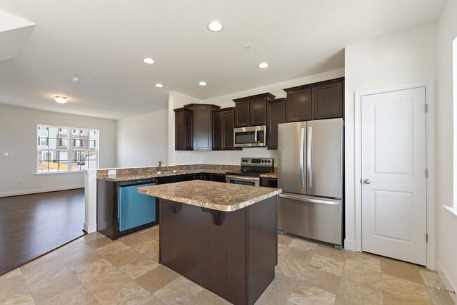 Building Photo - End Unit Townhome with Bonus Room!