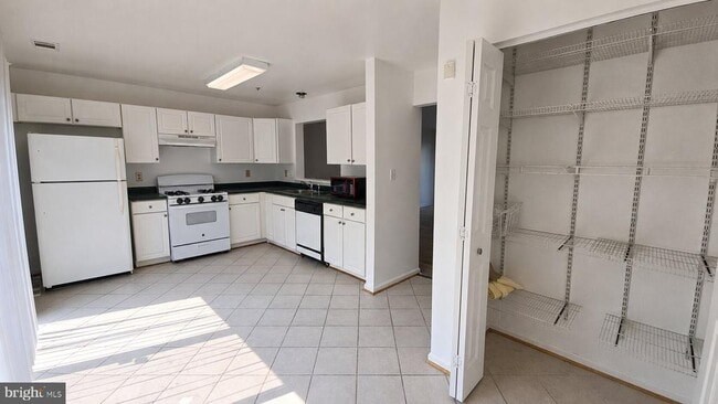 Building Photo - 120 Royalty Cir