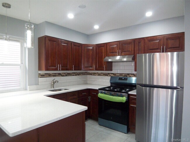 Foto del edificio - 1008 E 228th St