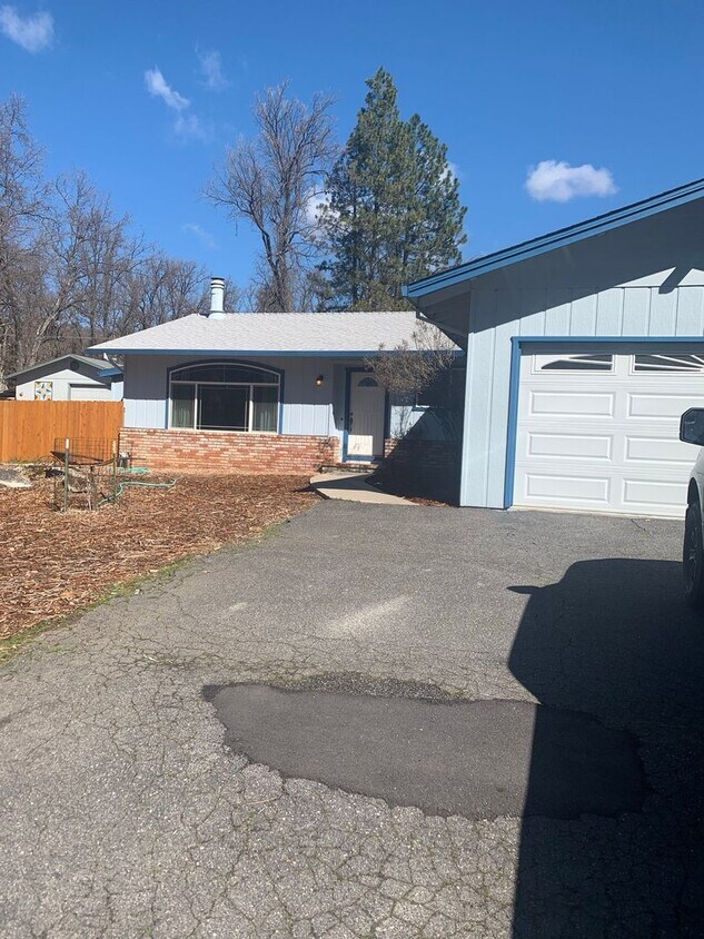 Foto principal - Gorgeous Bellview Oaks Home!!