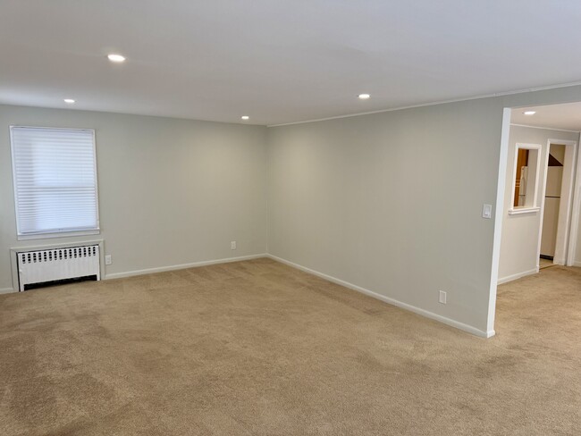 Building Photo - 0-17 Saddle River Rd
