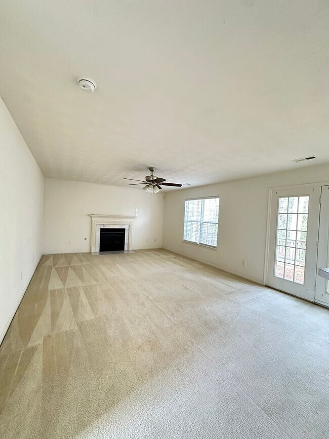Building Photo - 3 BED 2.5BA SINGLE FAMILY HOME