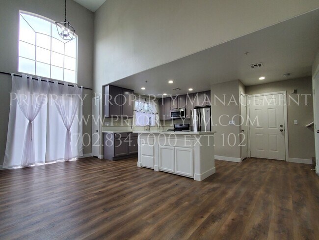 Foto del edificio - Gated~ 2 Bedroom Townhome w/2 Car Garage~M...
