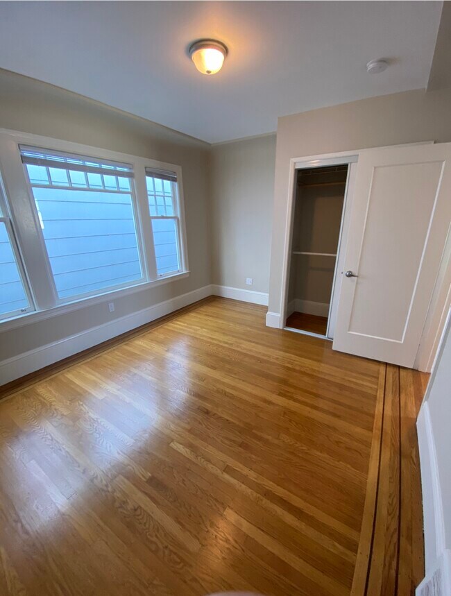 Building Photo - 581 Orizaba Ave