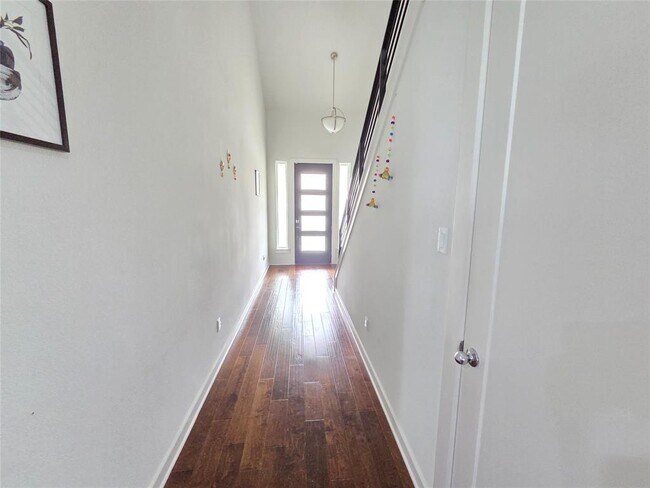 Building Photo - 1225 Westborough Ln
