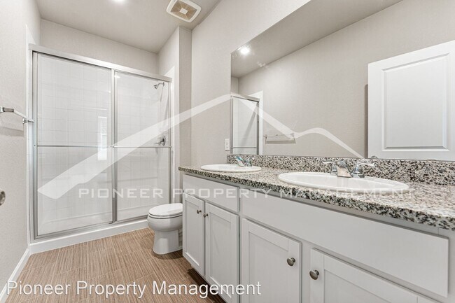 Building Photo - 2 br, 2.5 bath House - 1152 Oak St