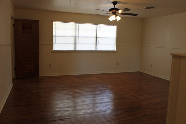 Building Photo - PRE -LEASING COLLEGE PROPERTY FOR AUGUST 1ST! 4 Bedroom/2 Bath/ 1-Car Garage