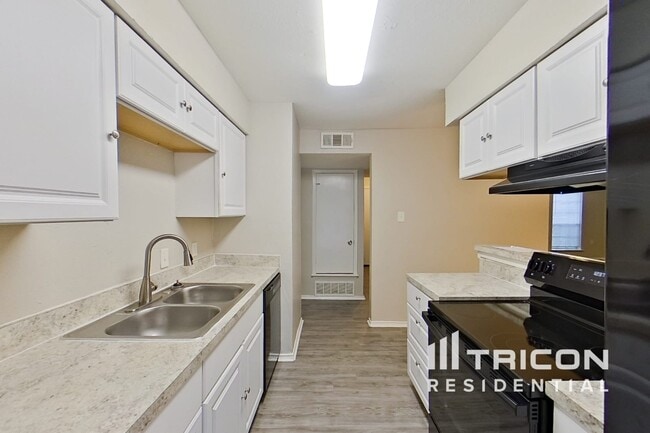 Building Photo - 1209 Meadow Creek Dr