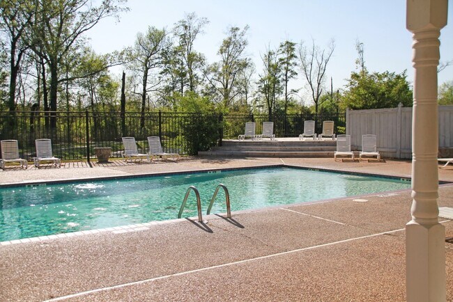 Building Photo - 526 Laurelwood Dr