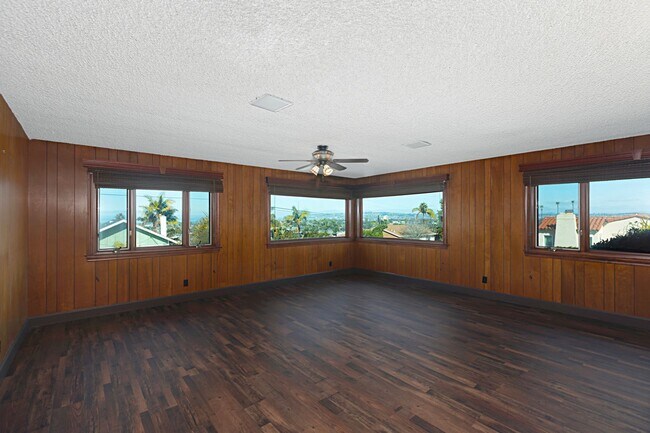 Foto del edificio - Timeless 4BR/2BA Corner-Lot Home, Perched on the Hills of Ocean Beach. Sweeping Ocean Views