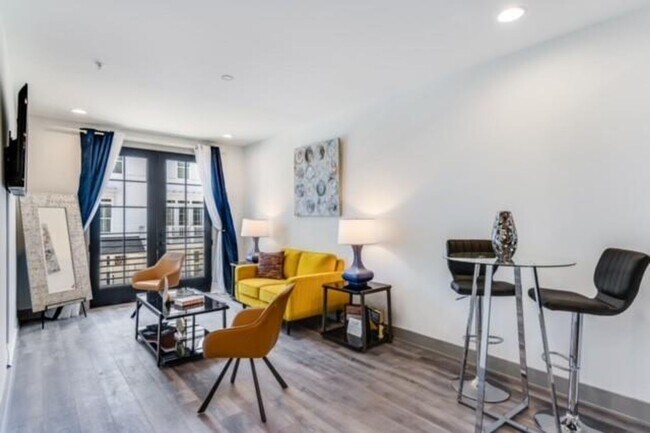 Foto del edificio - Modern Living Meets Walkable City Charm in...