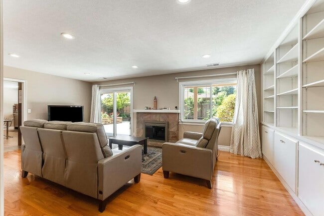 Building Photo - 12371 Saraglen Dr