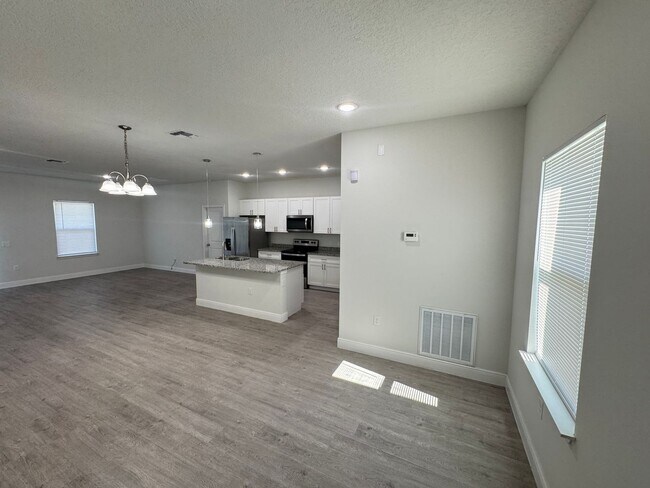 Building Photo - AWESOME 4BD/2BA Home in Beautiful Poincian...