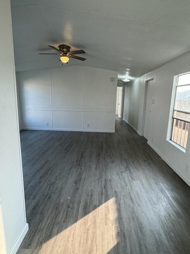 Foto del edificio - 2432 W Austin St