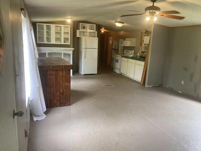 Building Photo - 23481 Redwood Dr