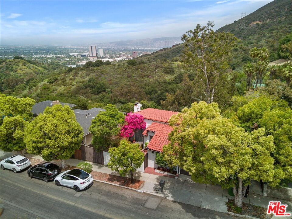 Foto principal - 3074 Lake Hollywood Dr